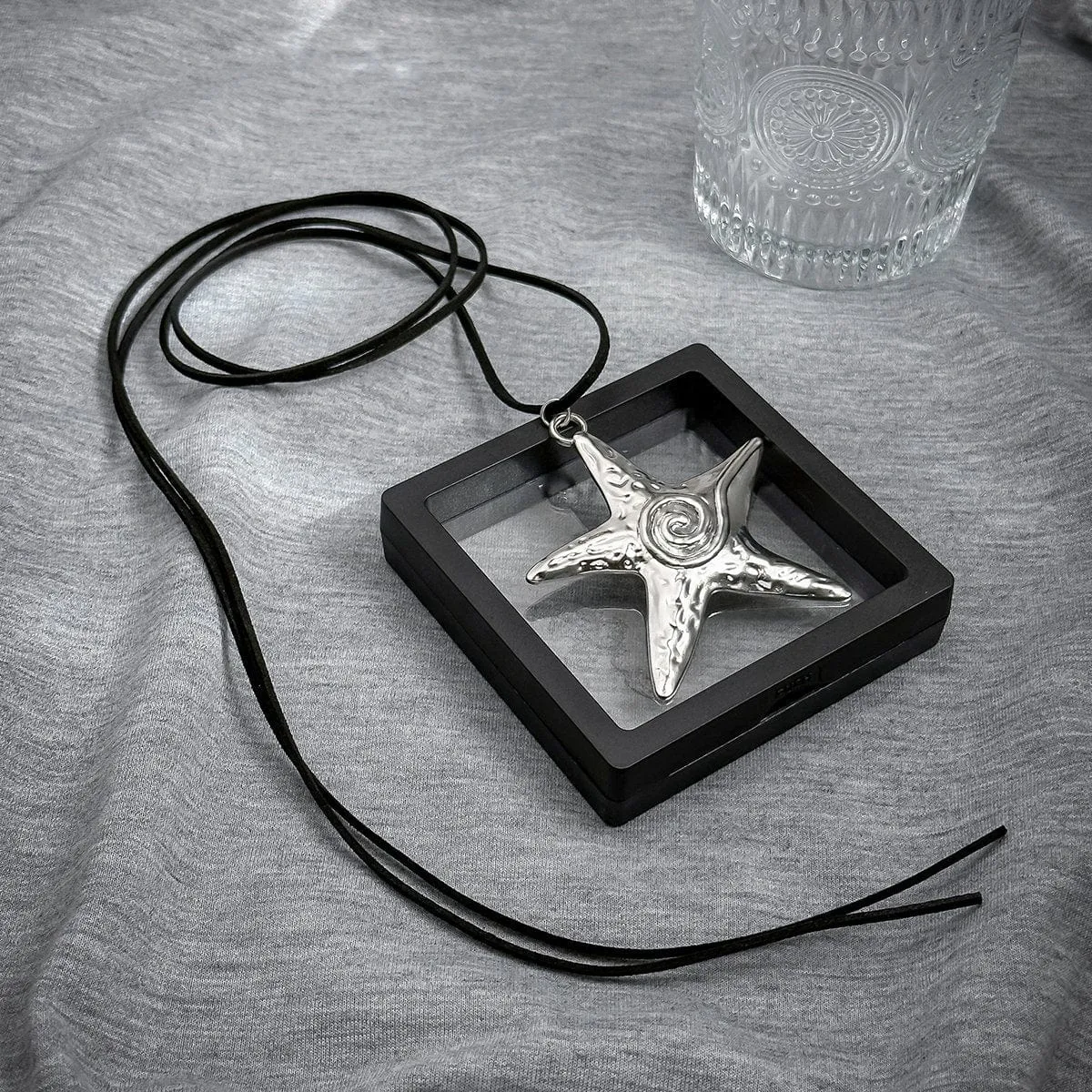 Chic Embossed Starfish Pendant Velvet String Necklace