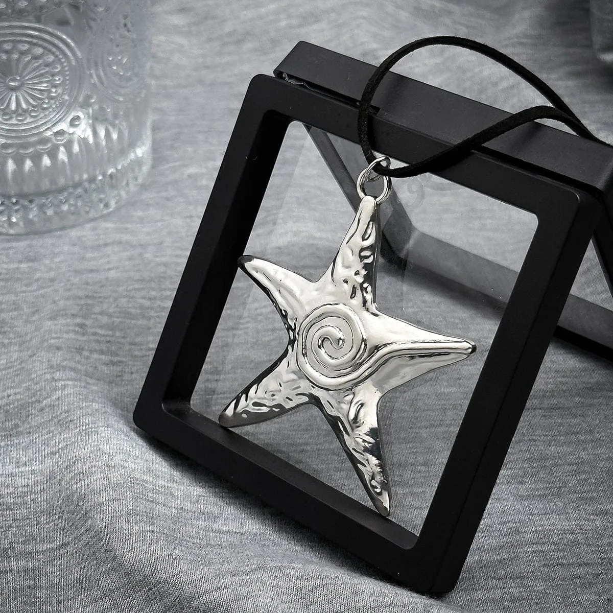 Chic Embossed Starfish Pendant Velvet String Necklace