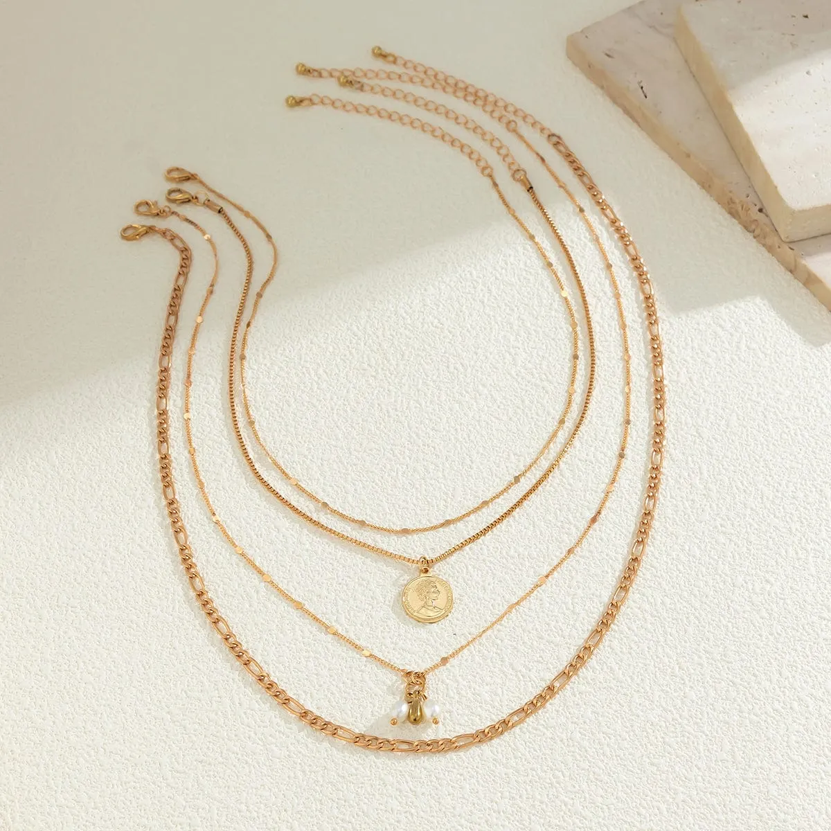 Trendy Layered Pattern Round Disk Pearl Pendant Curb Chain Necklace Set